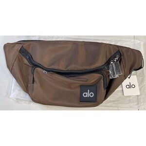 送関込【alo Yoga】OM THE GO GYM SLING BAG ブラック&ブラウン OM THE GO GYM SLING BAG – Alo Yoga Indonesia